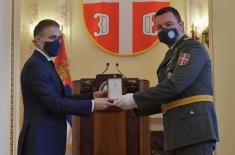 Minister Stefanović presents decorations to deserving members of the Ministry of Defence and Serbian Armed Forces 