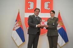 Министар Гашић поводом Дана жена уручио поклоне припадницама система одбране