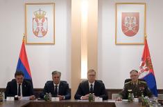 Састанак председника Вучића са највишим руководством система одбране 