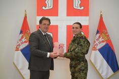 Министар Гашић поводом Дана жена уручио поклоне припадницама система одбране