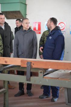 Minister Stefanović visits wood processing plant in Šabac