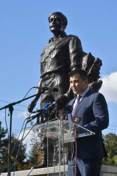 Откривен споменик народном хероју Милану Тепићу