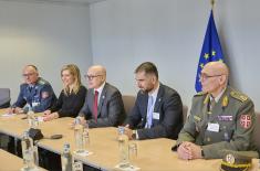 Састанак министра Вучевића са европским комесаром за проширење Вархељијем