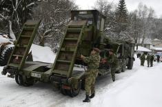 Војска помаже у чишћењу снега у Црној Трави 