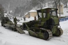 Војска помаже у чишћењу снега у Црној Трави 