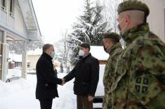 Војска помаже у чишћењу снега у Црној Трави 