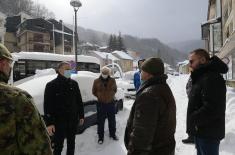 Војска помаже у чишћењу снега у Црној Трави 