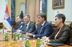 Састанак министра Гашића са командантом Команде здружених снага НАТО у Напуљу адмиралом Манчом