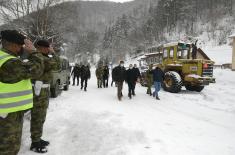 Vojska pomaže u čišćenju snega u Crnoj Travi 