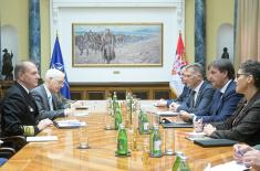Састанак министра Гашића са командантом Команде здружених снага НАТО у Напуљу адмиралом Манчом