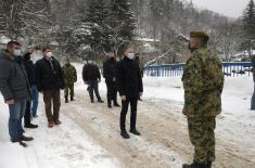 Војска помаже у чишћењу снега у Црној Трави 