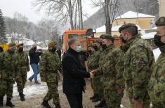 Војска помаже у чишћењу снега у Црној Трави 