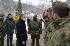 Војска помаже у чишћењу снега у Црној Трави 