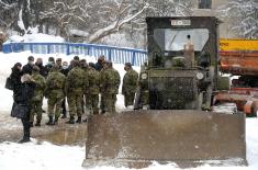 Војска помаже у чишћењу снега у Црној Трави 