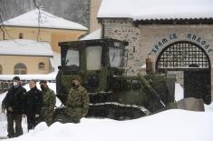 Military help clear snow in Crna Trava