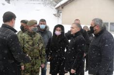 Војска помаже у чишћењу снега у Црној Трави 