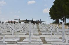 Minister Vučević lays wreath at Makedonitissa military cemetery in Cyprus
