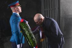 Положен венац на Споменик Незнаном јунаку поводом Дана победе