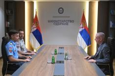 Министар Гашић поклонио гусле кадету Војне академије Марјановићу 