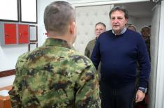 Министар Гашић и генерал Мојсиловић обишли Оперативни центар система одбране