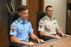 Министар Гашић поклонио гусле кадету Војне академије Марјановићу 