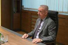 Министар Гашић поклонио гусле кадету Војне академије Марјановићу 
