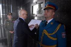 Положен венац на Споменик Незнаном јунаку поводом Дана победе