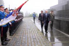 Положен венац на Споменик Незнаном јунаку поводом Дана победе