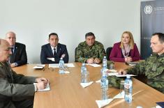 Министар одбране посетио Институт за стратегијска истраживања