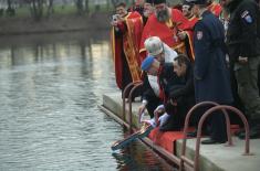 Kadet Vojne akademije Sava Stanković prvi doplivao do Časnog krsta