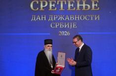 Председник Вучић уручио одликовања јединицама и установама Војске Србије поводом Дана државности