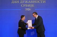 Председник Вучић уручио одликовања јединицама и установама Војске Србије поводом Дана државности