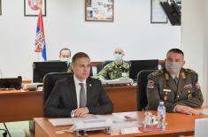 Minister Stefanović talks to members of the Serbian Armed Forces engaged in peacekeeping operations