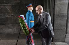 Minister Vučević lays wreath at Monument to Unknown Hero on Mt. Avala to mark Victory Day