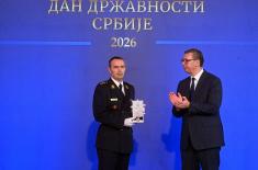 Председник Вучић уручио одликовања јединицама и установама Војске Србије поводом Дана државности