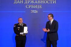 Председник Вучић уручио одликовања јединицама и установама Војске Србије поводом Дана државности