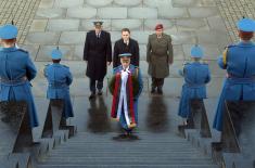Izaslanik predsednika Republike i vrhovnog komandanta Vojske Srbije Nikola Selaković  položio venac na Spomenik Neznanom junaku na Avali