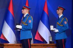 Председник Вучић уручио одликовања јединицама и установама Војске Србије поводом Дана државности