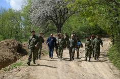 Министар одбране и начелник Генералштаба на Васкрс у бази „Медевце“