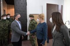 Министар Стефановић обишао Војну болницу у Нишу: Уз дисциплину и одговорност победићемо корону 