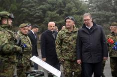 Председник Вучић обишао јединице Војске Србије у Нишу