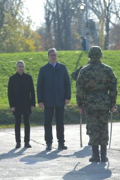 Председник Вучић: Наставићемо са опремањем Војске
