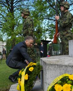 Ministar Stefanović položio venac na groblju Komonvelta