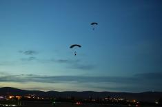 Припадници 63. падобранске бригаде извели ноћни скок са 4500 метара 