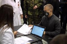 Министар Стефановић заједно са припадницима војске примио вакцину против ковида