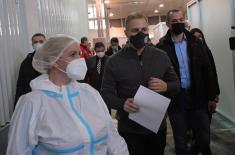 Министар Стефановић заједно са припадницима војске примио вакцину против ковида