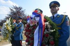 Положени венци на спомен-плочу погинулим кинеским новинарима