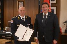 Министар Гашић уручио указ о постављењу на нову дужност у Генералштабу Војске Србије