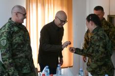 Minister Vučević with members of Serbian Armed Forces at Easter