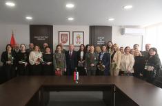 Министар Гашић поводом Дана жена уручио поклоне припадницама система одбране
